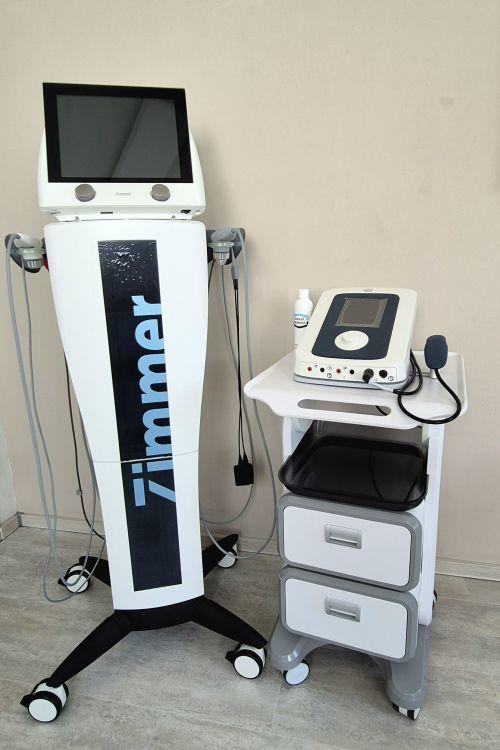 Zwei elektronische Geräte für Elektro- und Ultraschalltherapie