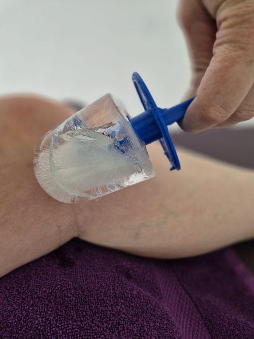 Ein Knie wird mit Eis gekühlt