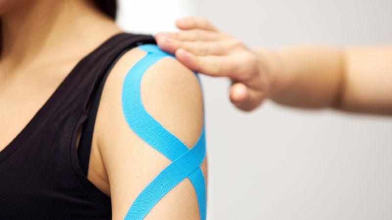 Eine Schulter wurde mit blauem Tapeklebeband beklebt
